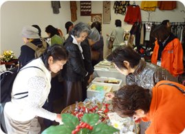 写真：チャリティーバザーの様子